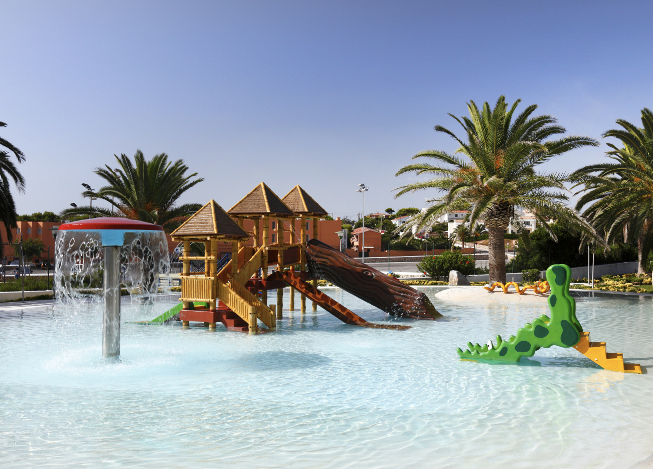 Wasserrutschen und flacher Pool im Occidental Menorca, einem schönen Kinderhotel auf Menorca.