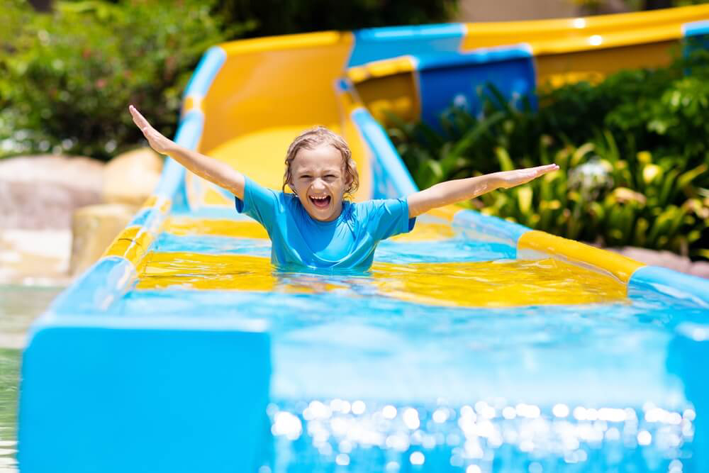 Kind in einem Wasserpark auf Menorca.