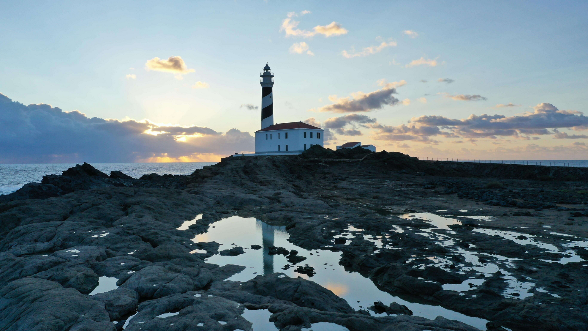 Menorca-Unternehmungen: Der Leuchtturm von Faváritx ist ein beliebtes Ausflugsziel.
