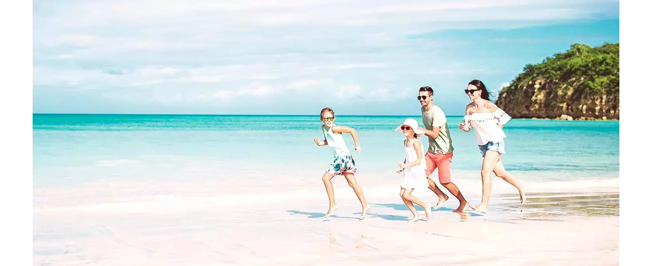 https://s7g10.scene7.com/is/image/barcelo/mexico-family-vacations_mexico-with-kids?fit=crop%2C1&fmt=webp-alpha&qlt=75&wid=1300