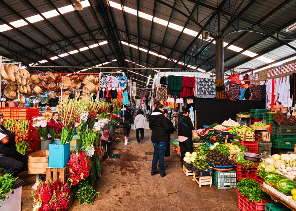 Typischer bunter Markt in Mexiko.