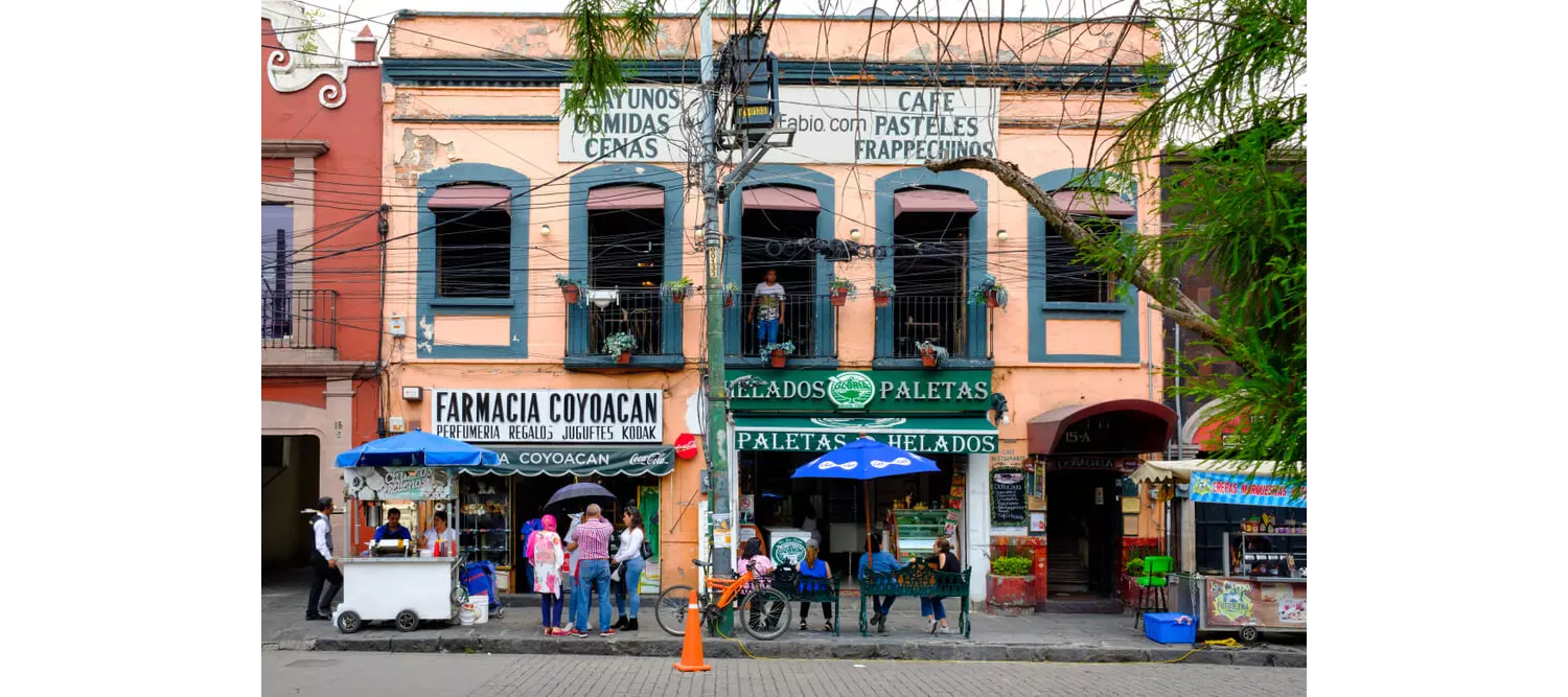 Mexikanische Esskultur: Straßenlokale vor einem Restaurant.