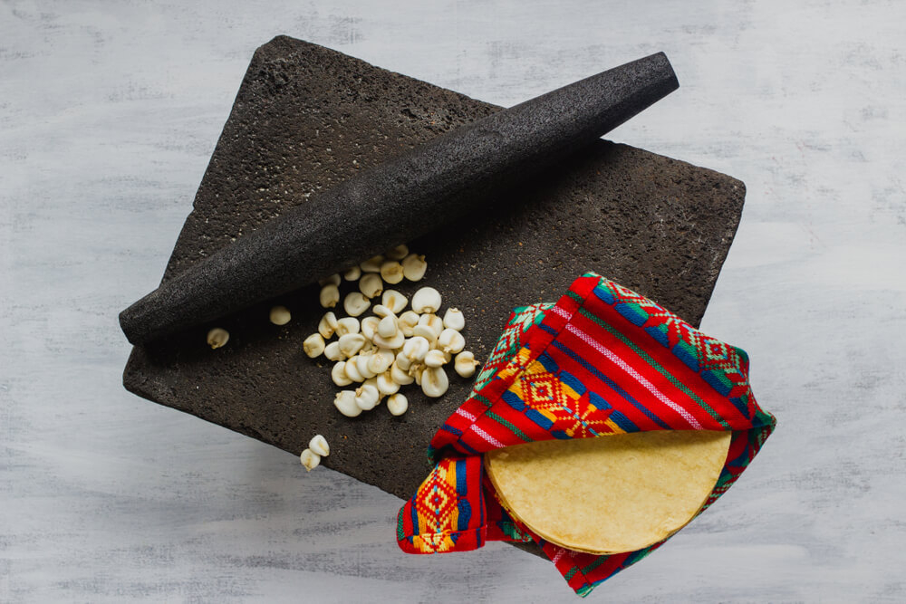 Mexikanische Küche: traditionelles Instrument zum Zermahlen von Lebensmitteln.