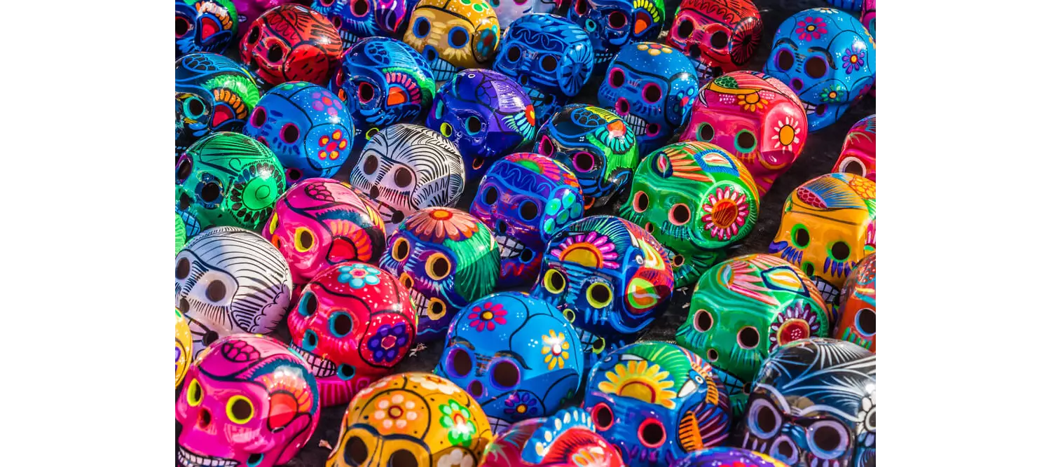 Mexiko Kultur: bunte Totenköpfe als Dekoration.