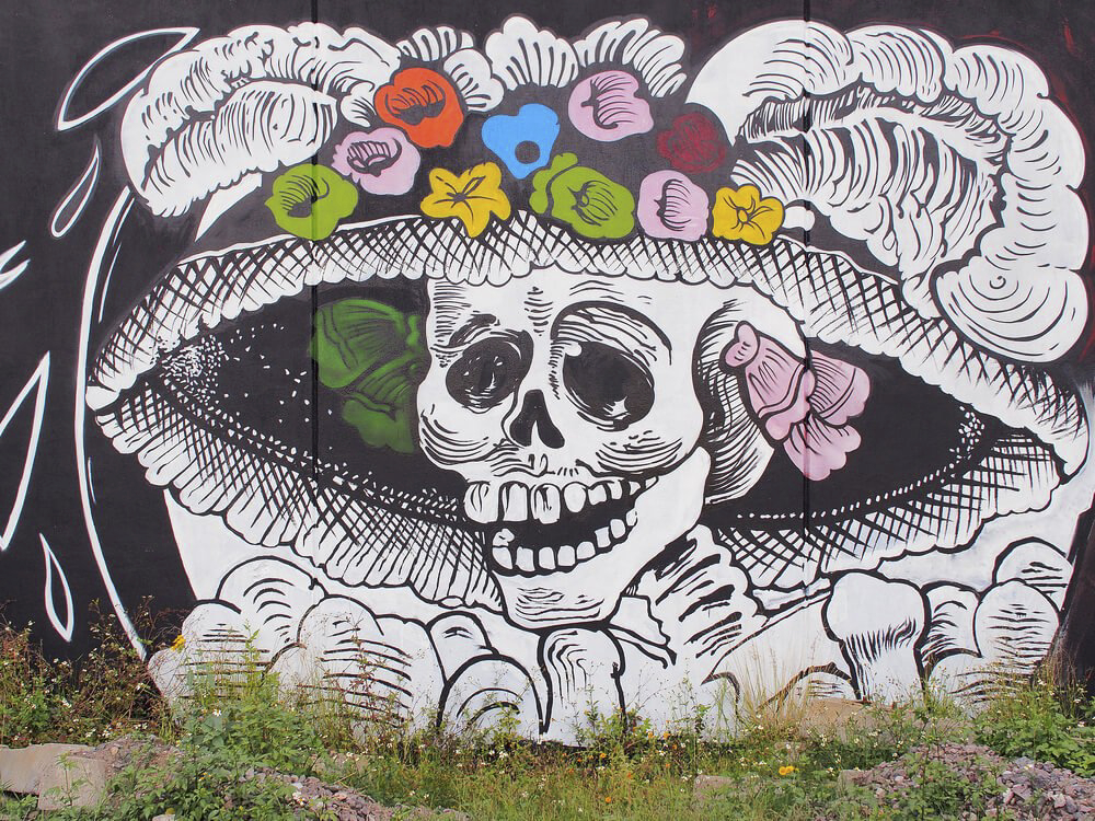 Mexiko Kultur: Graffiti mit dem Catrina-Motiv von José Guadalupe Posada.