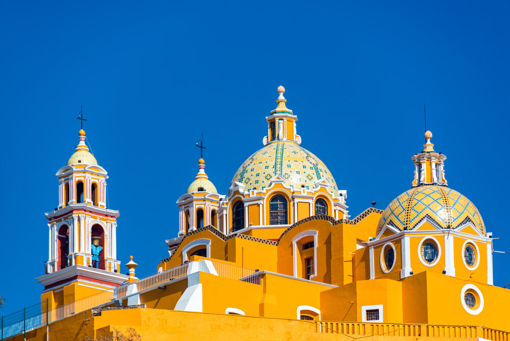 Kuppeln einer mexikanischen Kirche in Cholula.