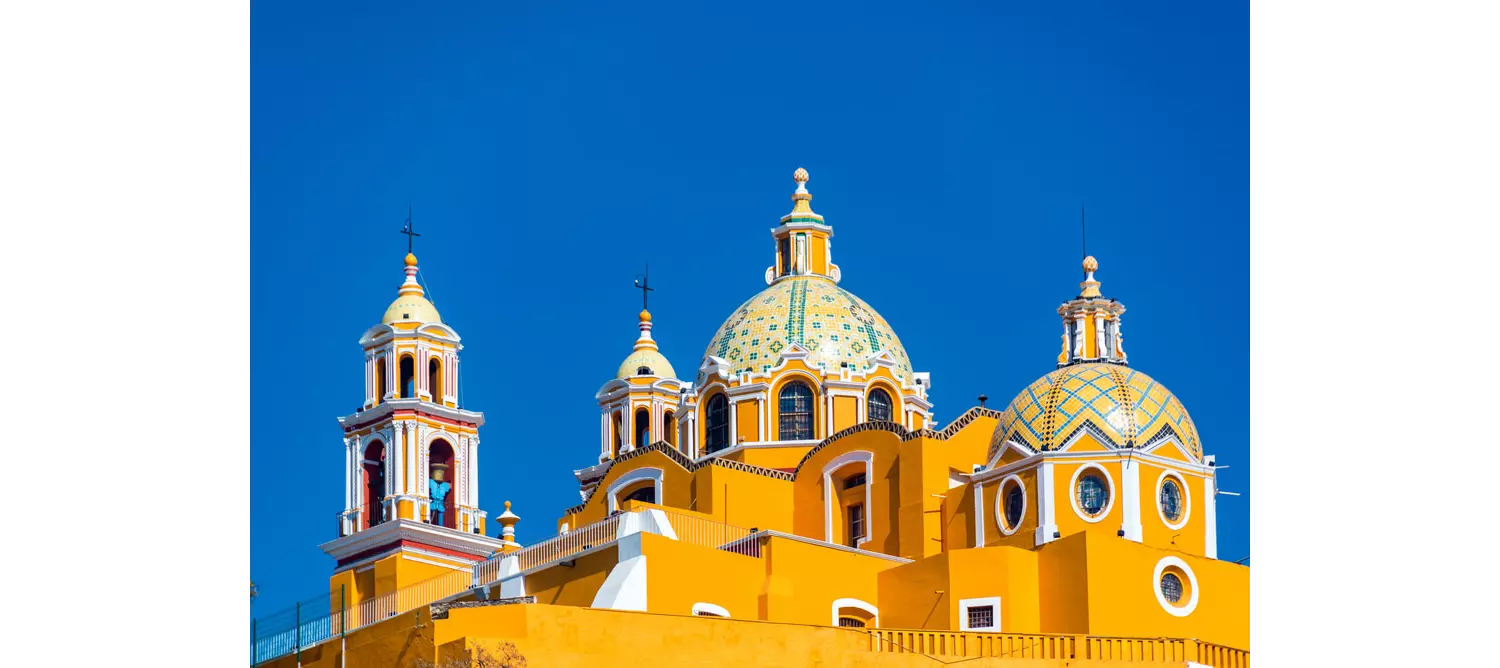 Kuppeln einer mexikanischen Kirche in Cholula.
