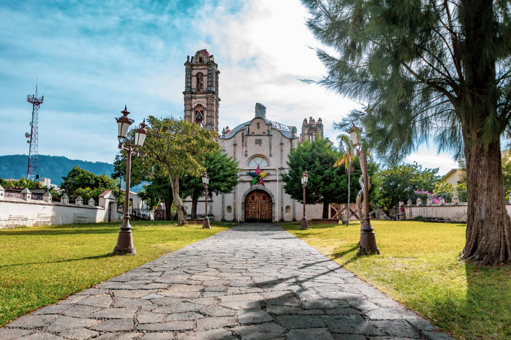 Weg zu einer Kirche in Malinalco, Mexiko.