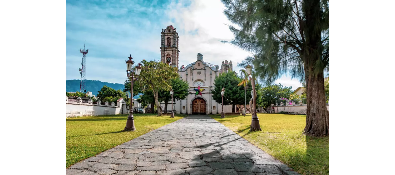Weg zu einer Kirche in Malinalco, Mexiko.