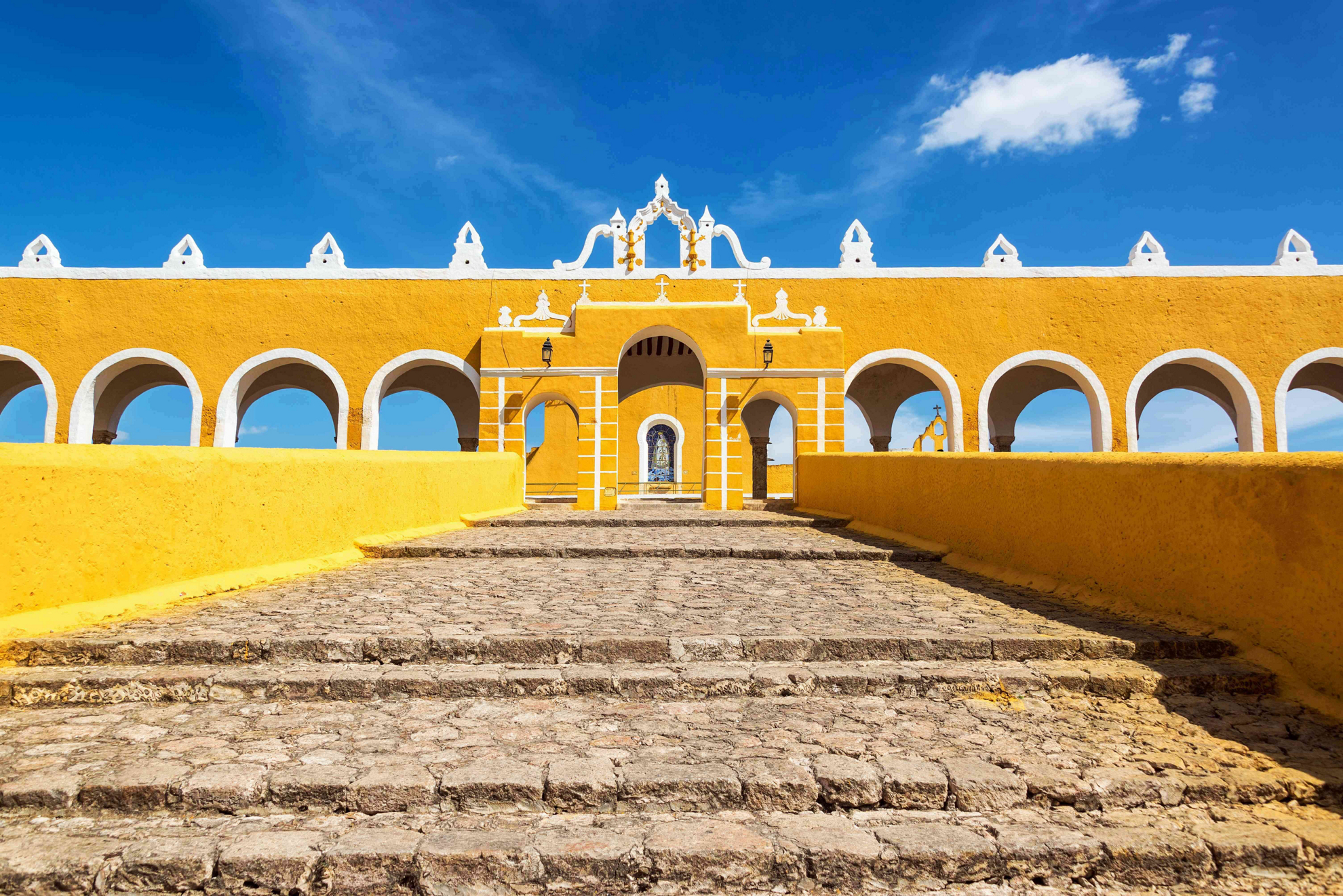Mexiko schönste Orte: typische Architektur mit ockergelber Fassade.