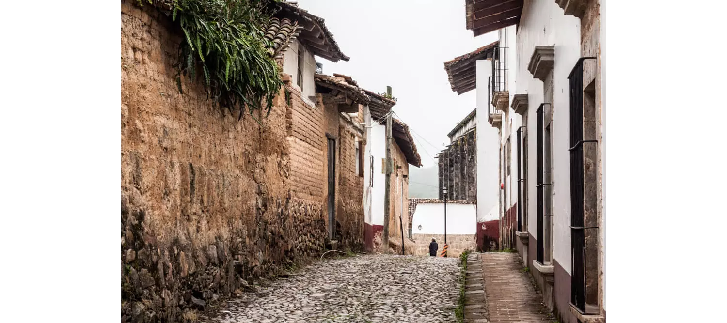 Gasse mit alten Häusern in San Sebastián del Oeste.