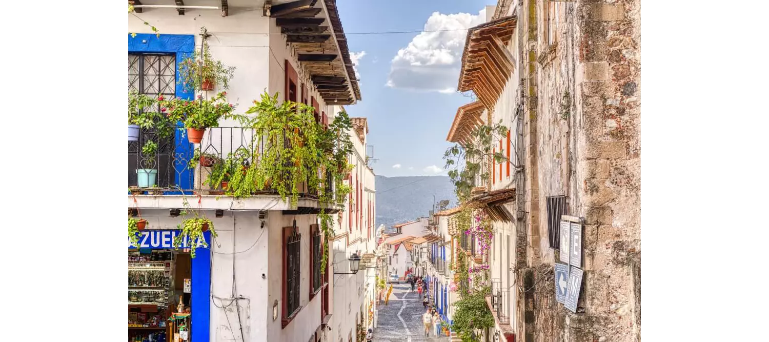 Balkone mit Pflanzen im Ort Taxco de Alarcón.