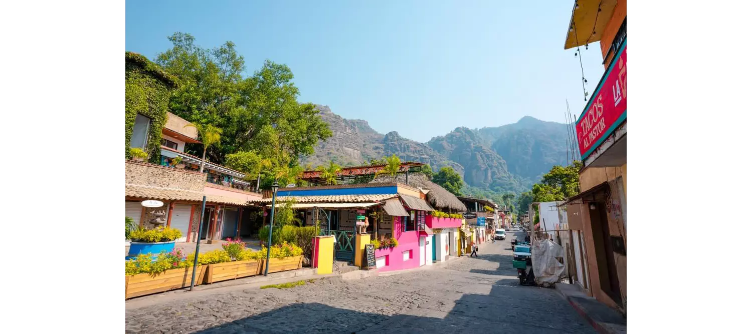 Bunte Fassaden in Tepoztlan, Mexiko.