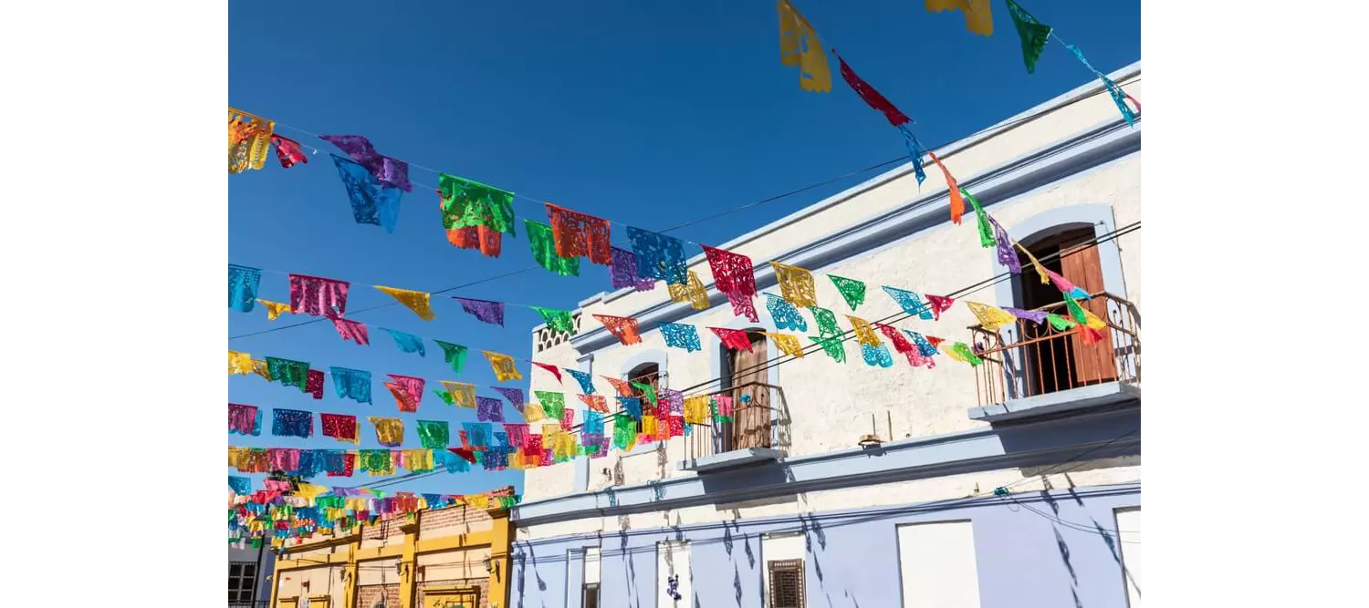 Bunte Fahnen über der Straße im mexikanischen Dorf Todos Santos.