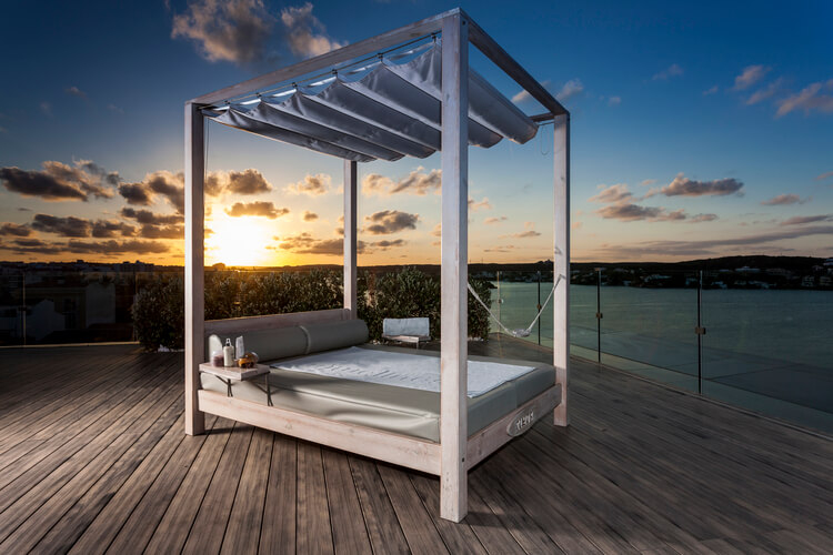 Balinesisches Bett im Barceló Hamilton Menorca, einem idealen Hotel für einen Minimoon.