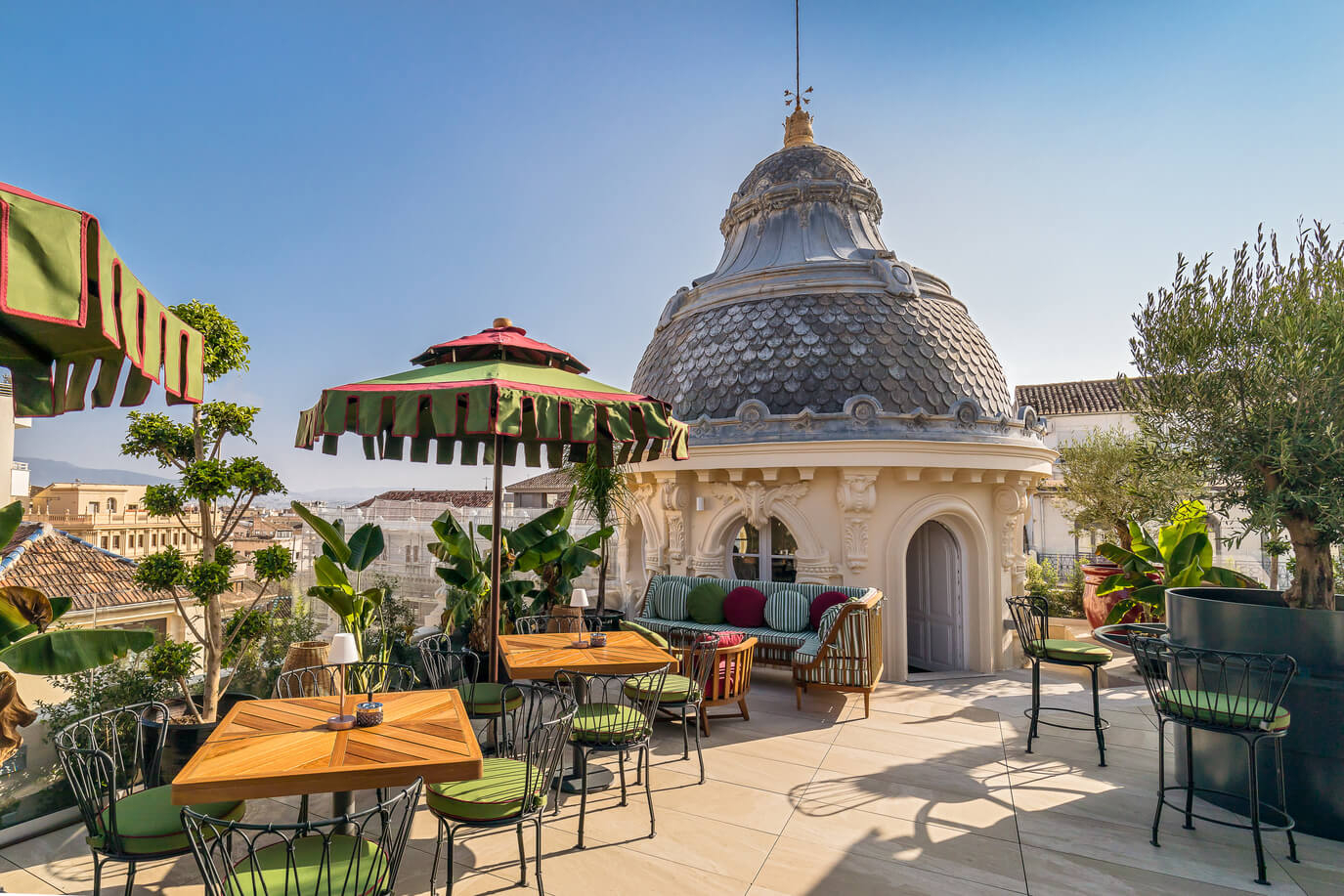 Hotel für Kurztrip-Flitterwochen: Dachterrasse des Barceló Gran Vía in Granada.