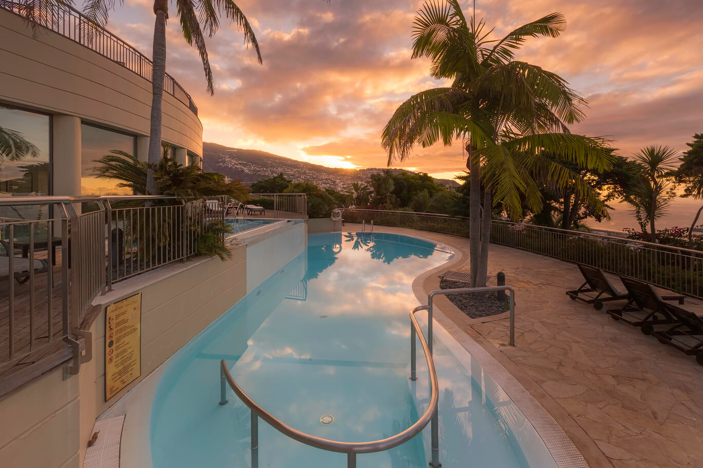 Minimoon-Hotel: Terrasse mit Pool im Quinta Funchal Gardens auf Madeira.