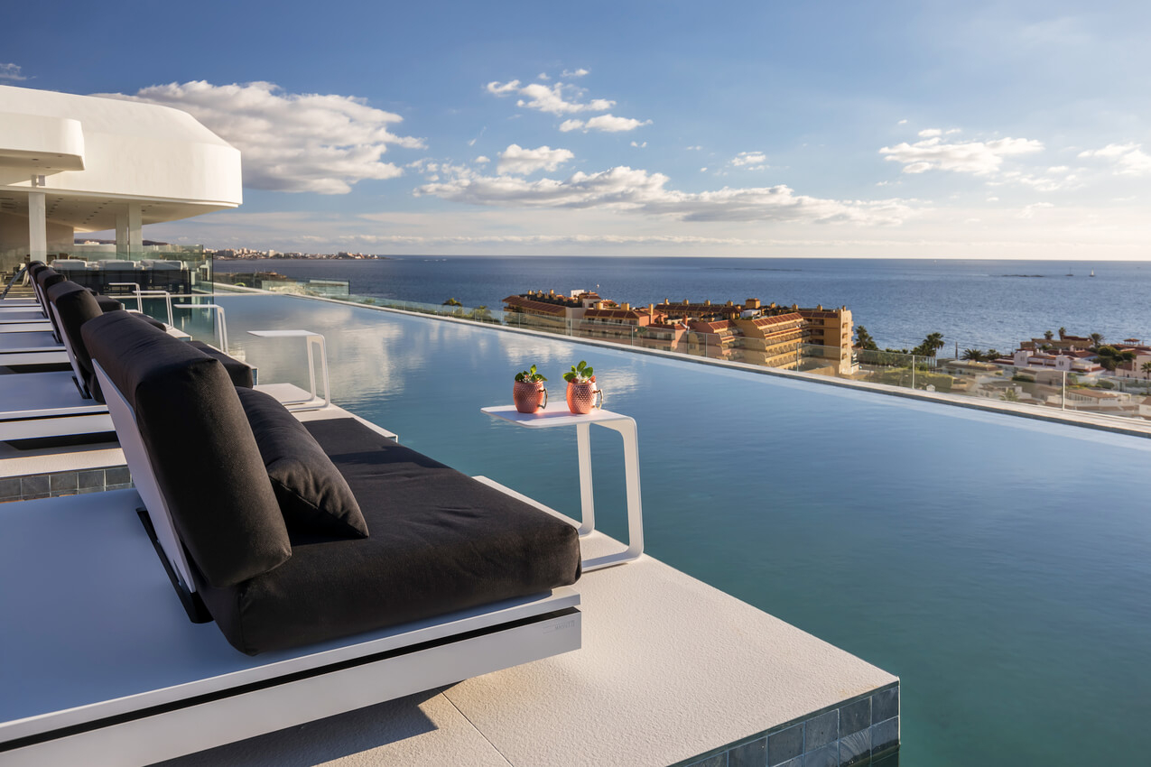 Infinity-Pool mit Blick auf den Atlantik auf Teneriffa, einem idealen Ziel für kurze Flitterwochen.