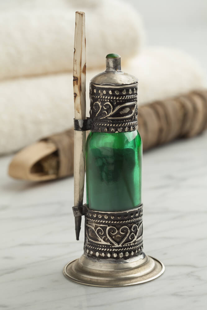 Kohl: A green glass bottle with a wooden stick