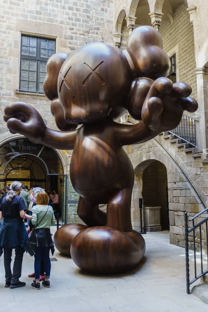 Museen in Barcelona: Skulptur von Brian Donelly im MOCO.