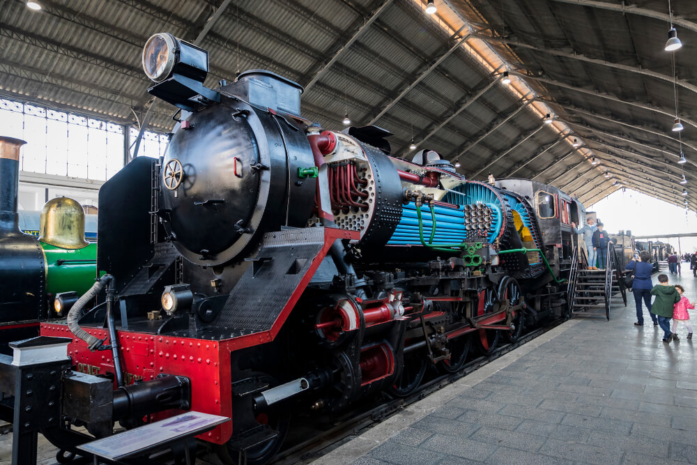 Historische Lok im Eisenbahnmuseum in Madrid.