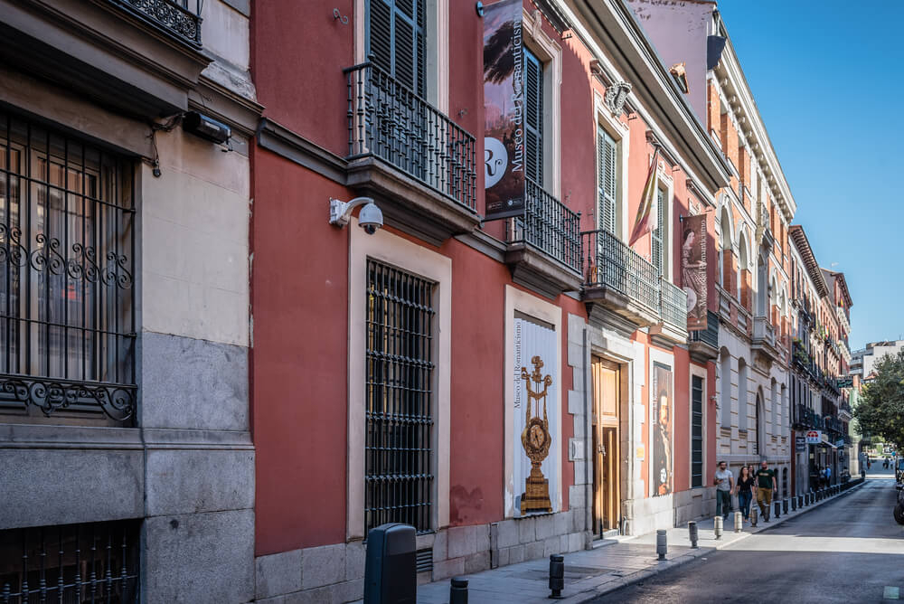 Straße in Madrid mit dem Eingang zum Museum der Romantik.