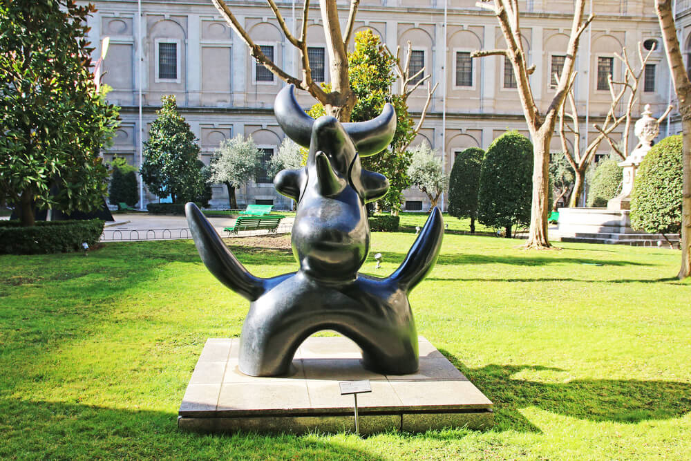 Skulptur in den Gärten des Museum Reina Sofía in Madrid.