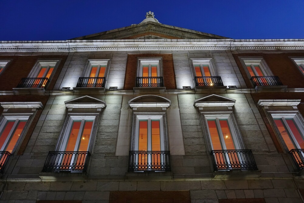 Beleuchtete Fassade des Museums Thyssen-Bornemisza in Madrid.