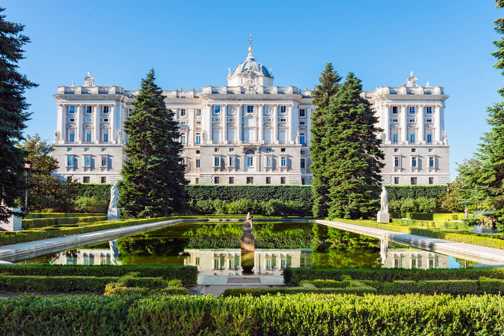 Gartenanlagen des Palacio Real mit Blick auf den Palast.