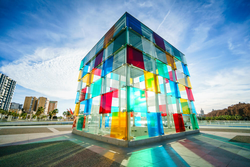 Das Kunstwerk "El Cubo" über dem Eingang des Centre Pompidou Málaga.