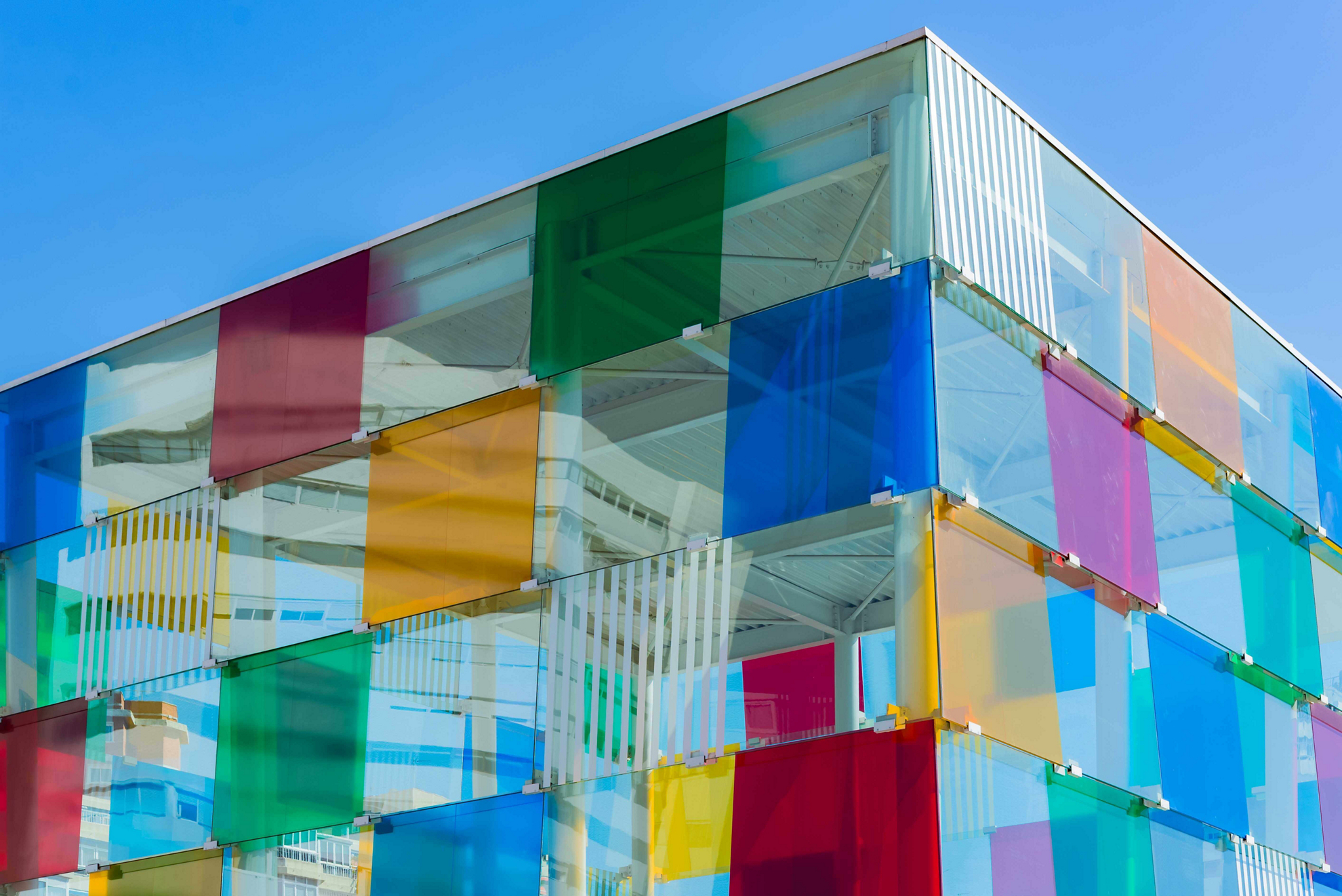 Der Glaswürfel über dem Centre Pompidou Málaga, einem der wichtigsten Museen in Málaga.