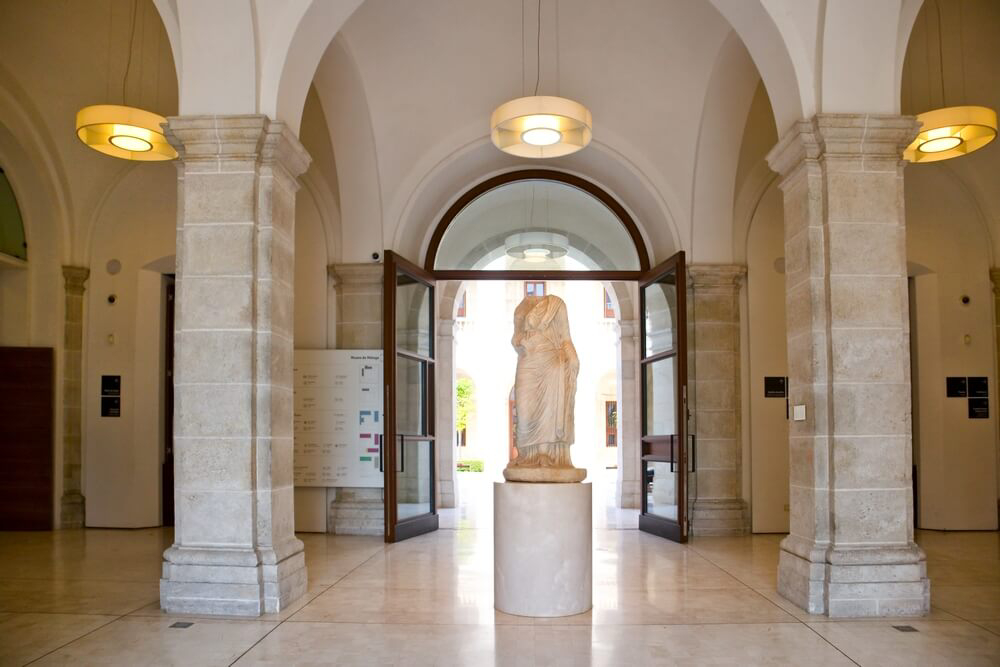 Statue in der Eingangshalle des Stadtmuseums von Málaga.