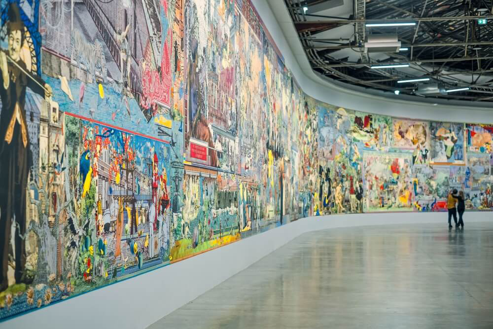 Ausstellungssaal mit großflächigem Wandgemälde im Palais de Tokyo in Paris.