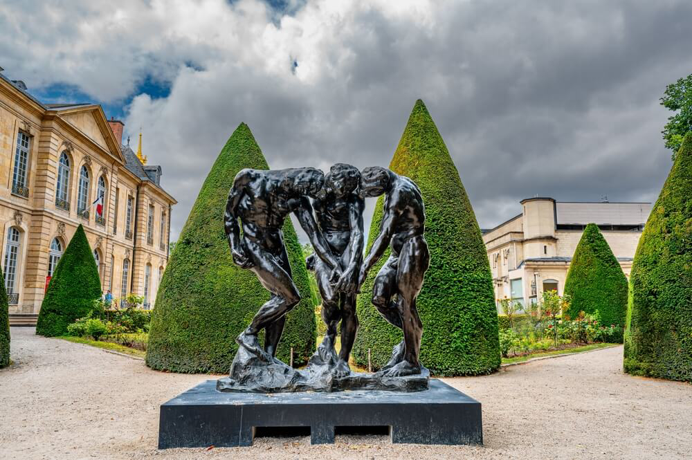 Der Garten des Musée Rodin in Paris mit einer Skulptur des Künstlers.
