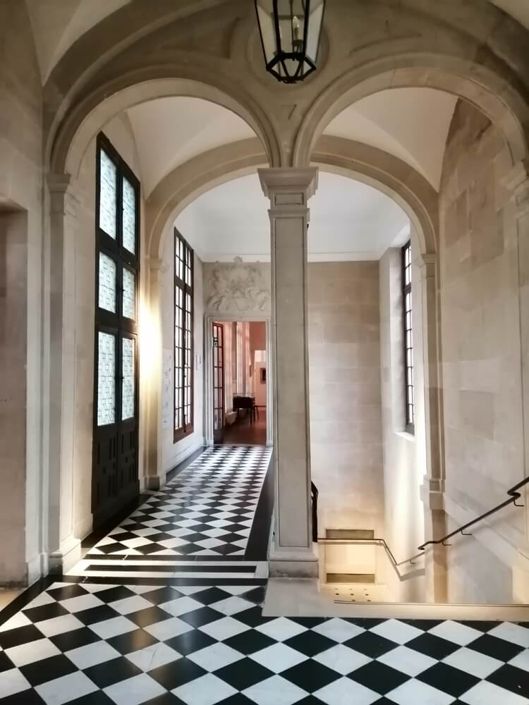 Carnavalet: Tall stone walls and checkerboard marble floors