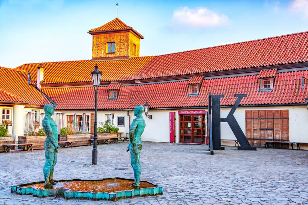 Museums in Prague: The entrance of the Franz Kafka Museum with the statues outside
