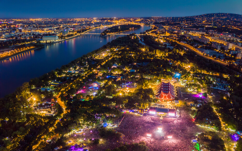 Sziget Festival in Budapest aus der Luft gesehen.
