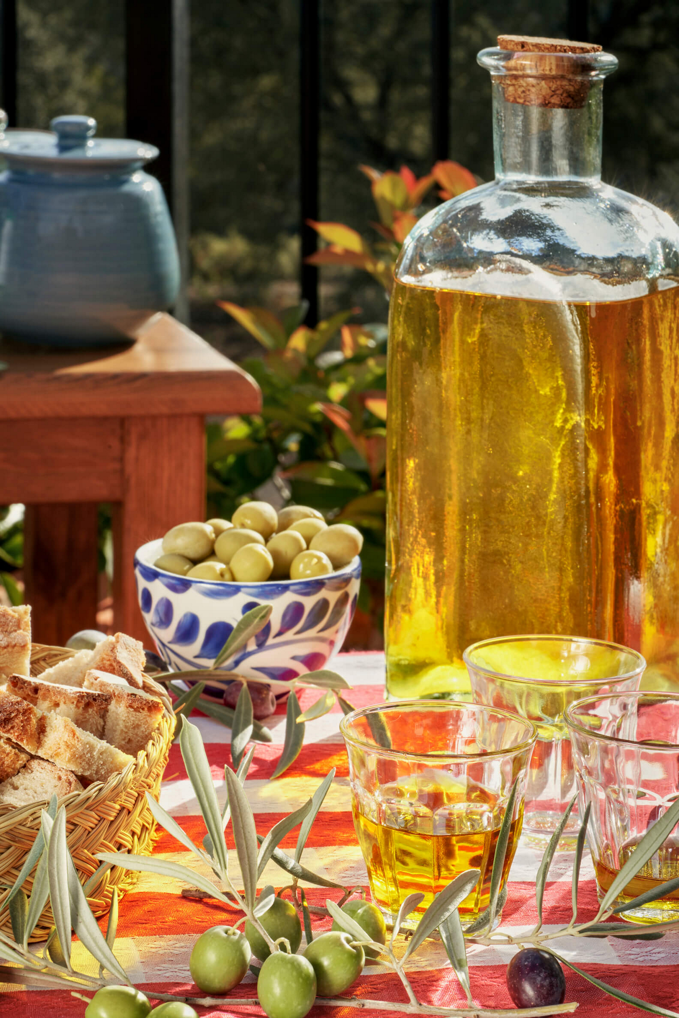 Nachhaltige Gastronomie: Olivenöl aus eigener Produktion in einer Glasflasche.
