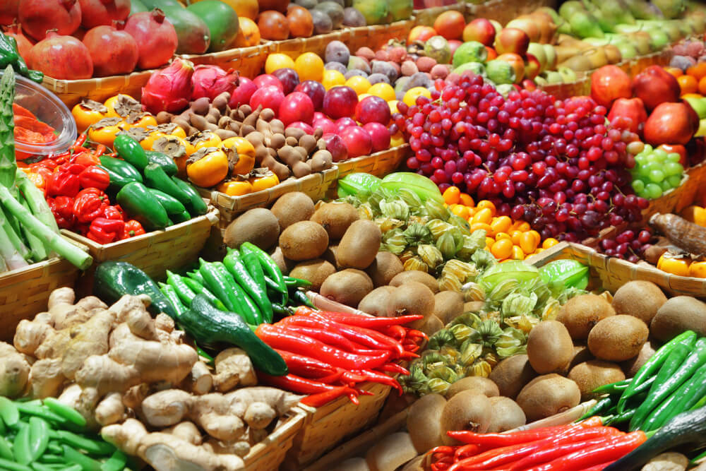 Marktstand mit Obst und Gemüse.