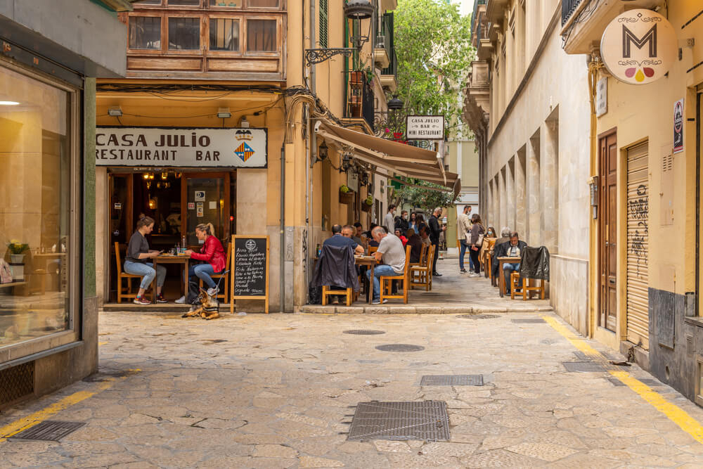 Kleine Straße mit Cafés in der Altstadt von Palma.