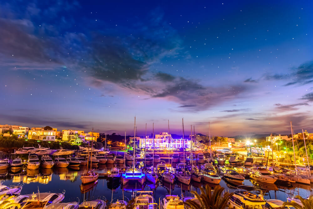 Abendliches Ambiente in Cala d'Or auf Mallorca.