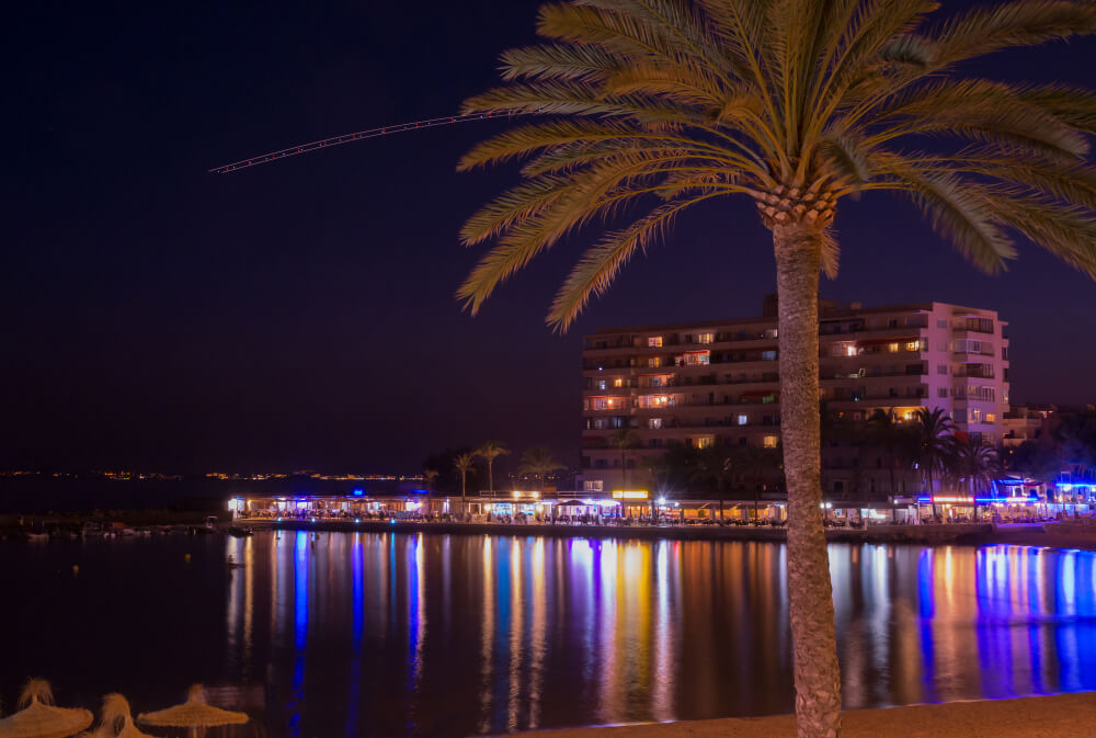 Nachtleben auf Mallorca: beleuchtete Promenade von Magaluf.