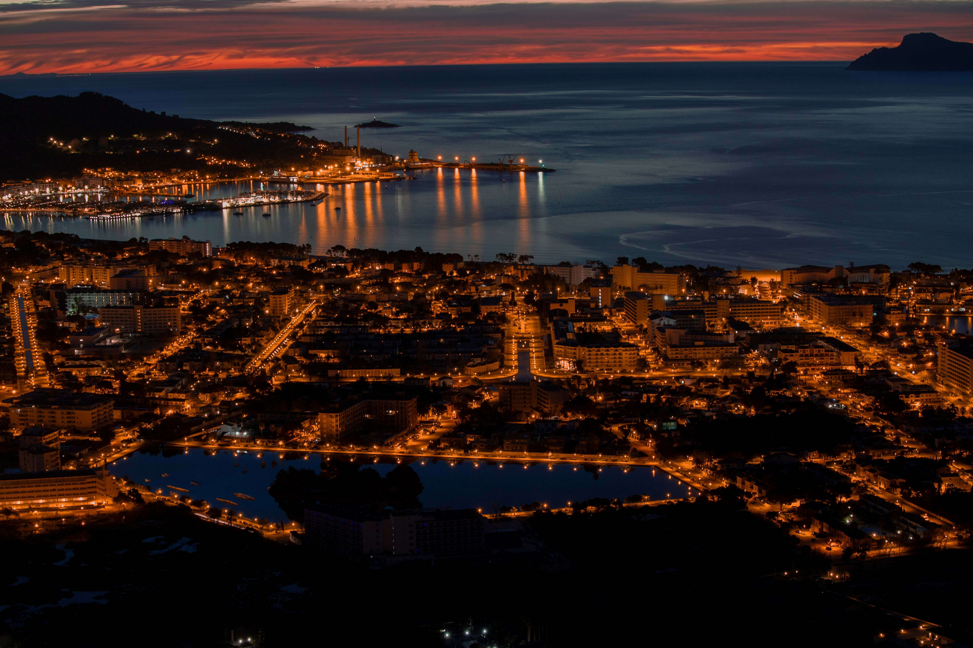 Nachtleben auf Mallorca: Blick über Puerto de Alcúdia bei Nacht.