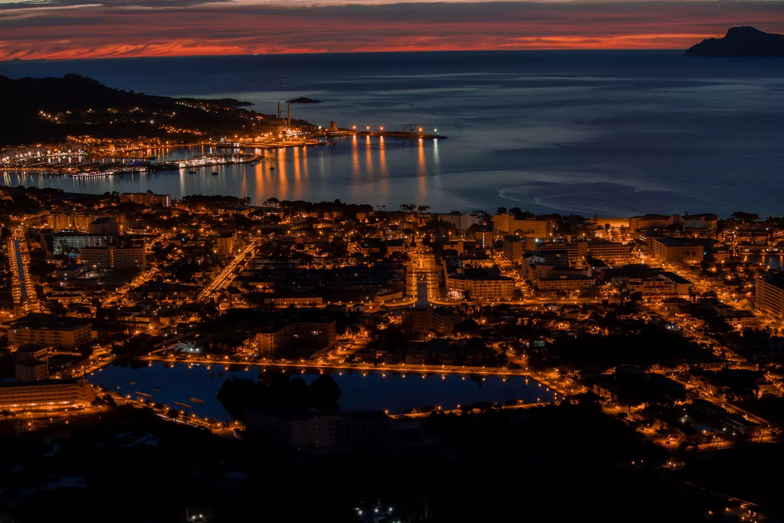Nachtleben auf Mallorca: Blick über Puerto de Alcúdia bei Nacht.