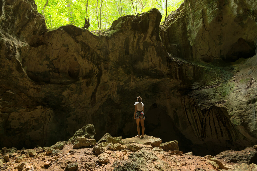 Frau auf einer Wanderung in der dominikanischen Natur.