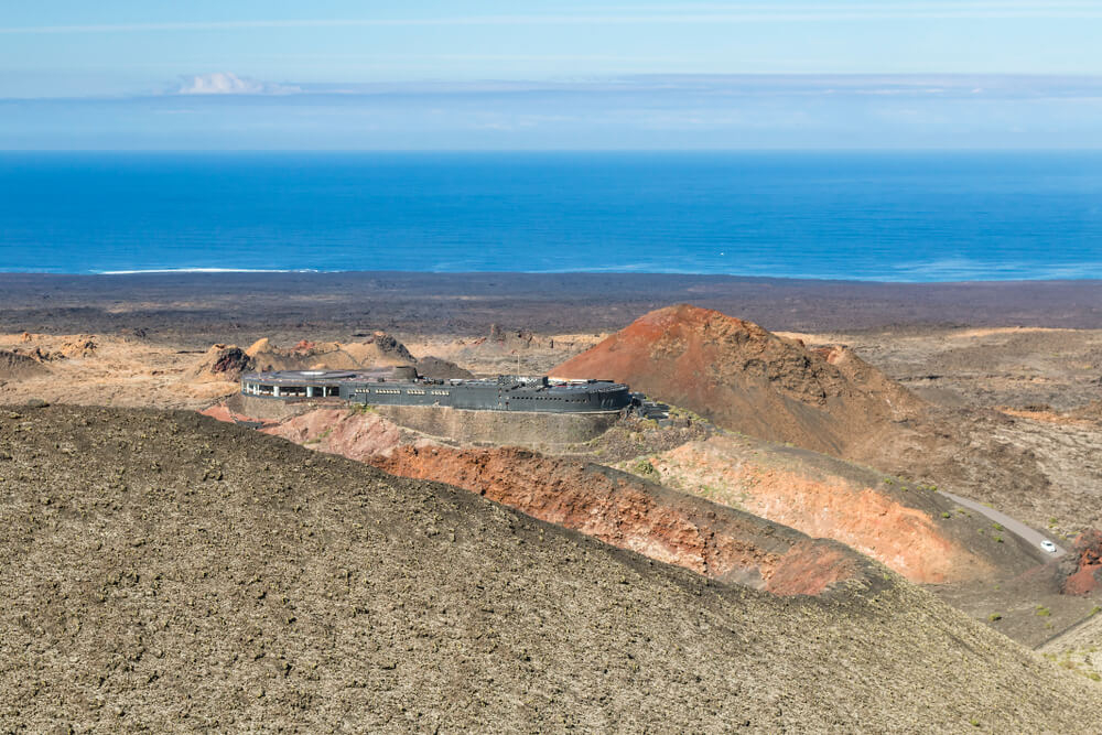 Besucherzentrum im Nationalpark Timanfaya auf Lanzarote aus der Ferne gesehen.