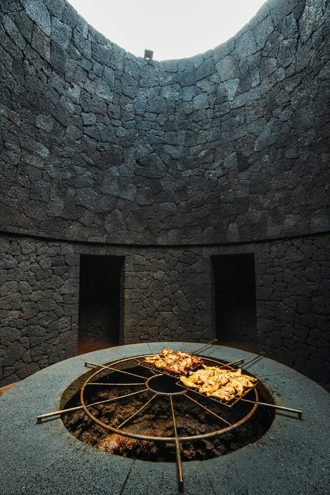 Zubereitung von Speisen auf einem Vulkangrill in Lanzarote. 