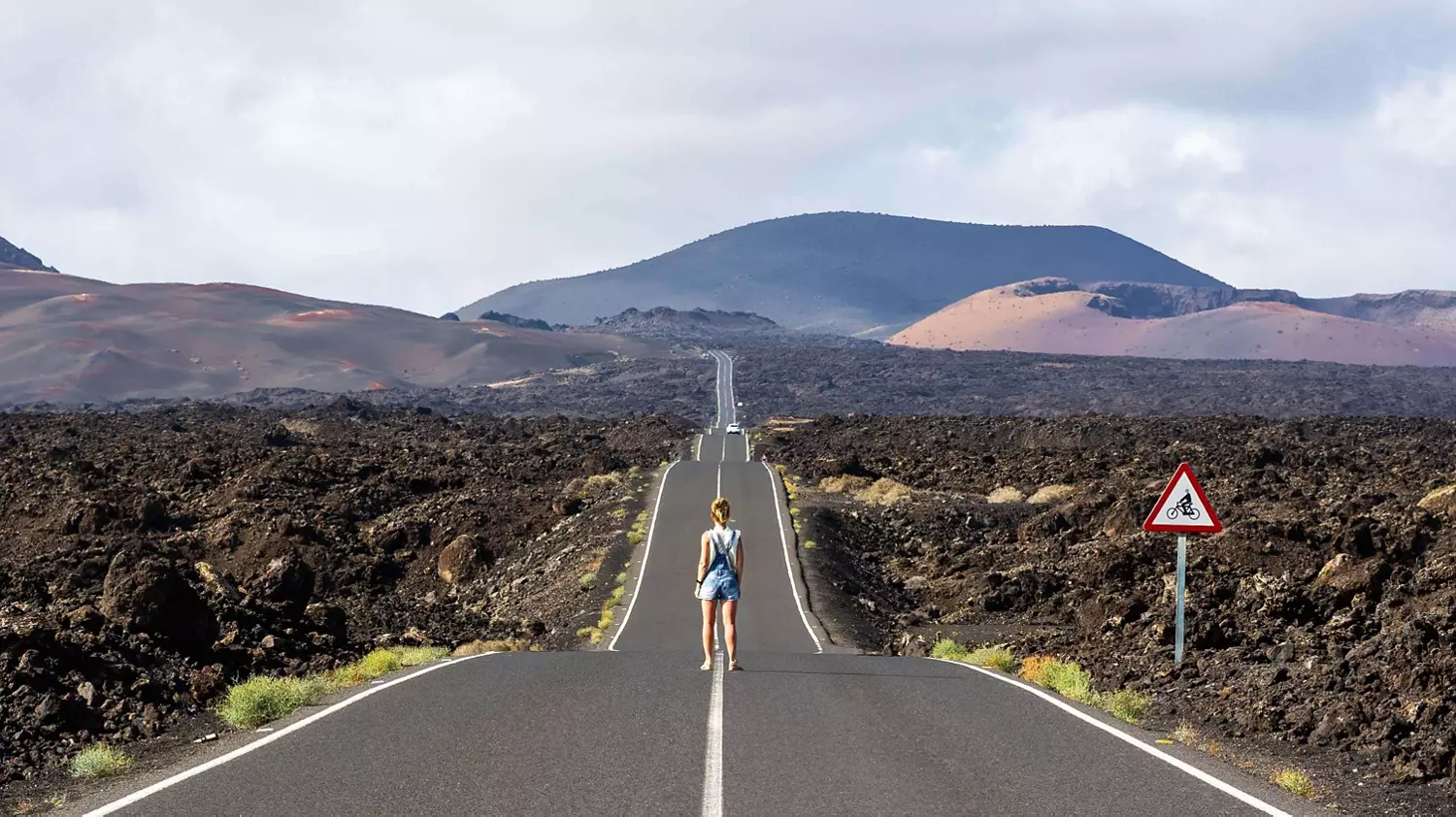 Frau auf einer Straße im Nationalpark Timanfaya auf Lanzarote.