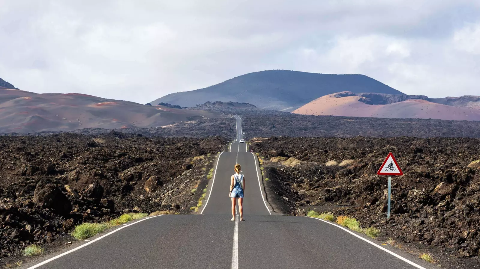 Frau auf einer Straße im Nationalpark Timanfaya auf Lanzarote.
