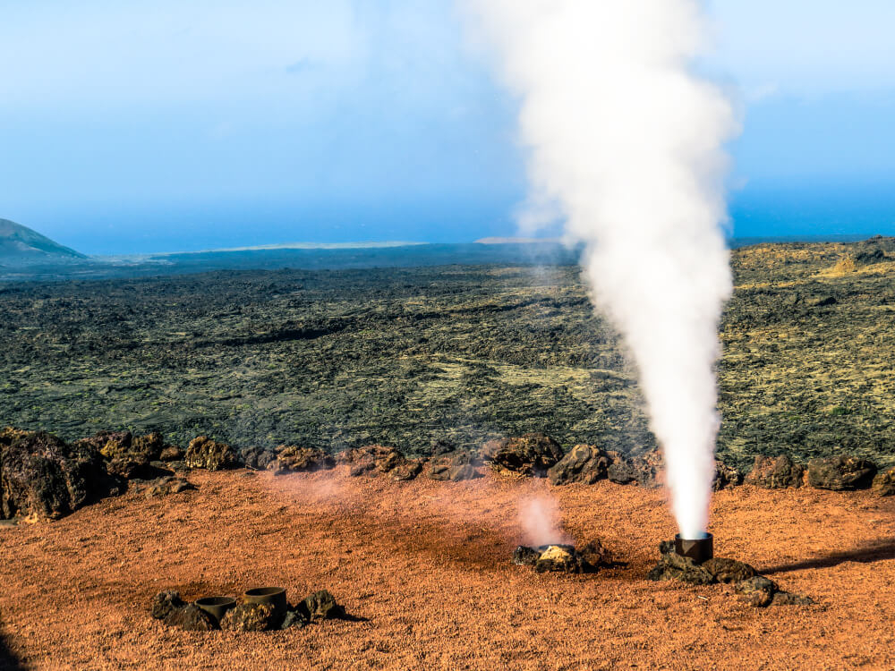 Dampffontäne aus einem unterirdischen Tunnel auf Lanzarote.